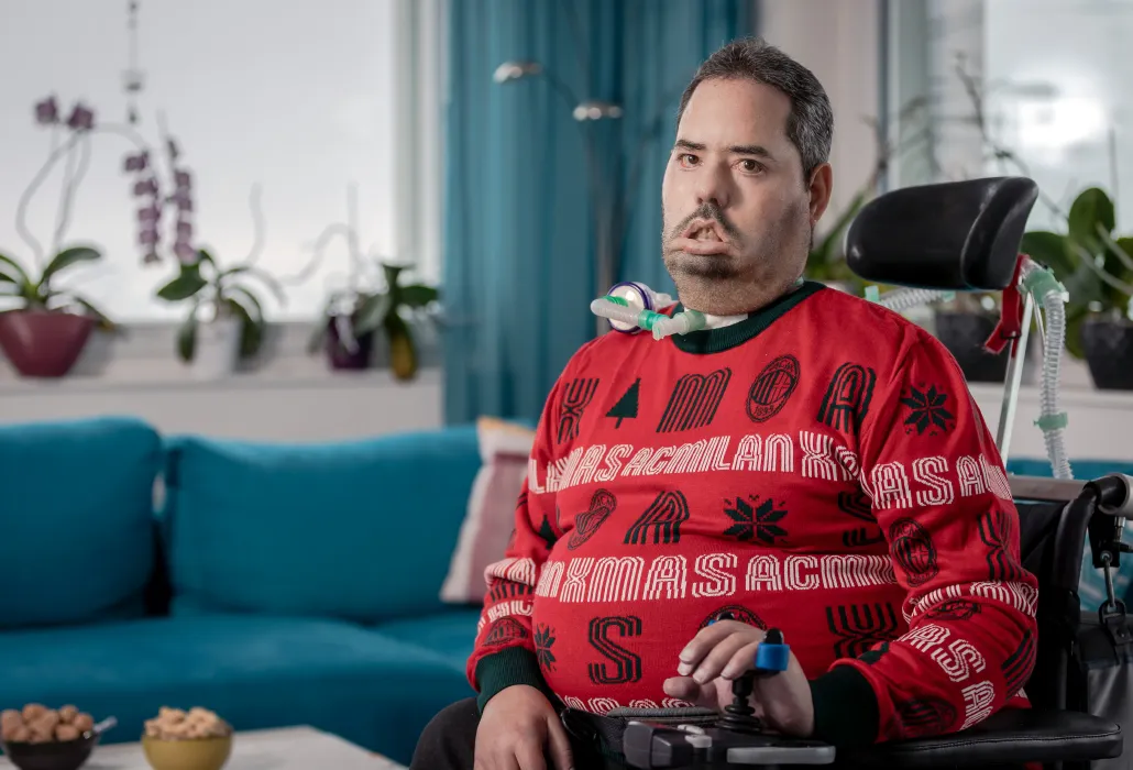 Vito Rizzo im Rollstuhl in seinem Wohnzimmer