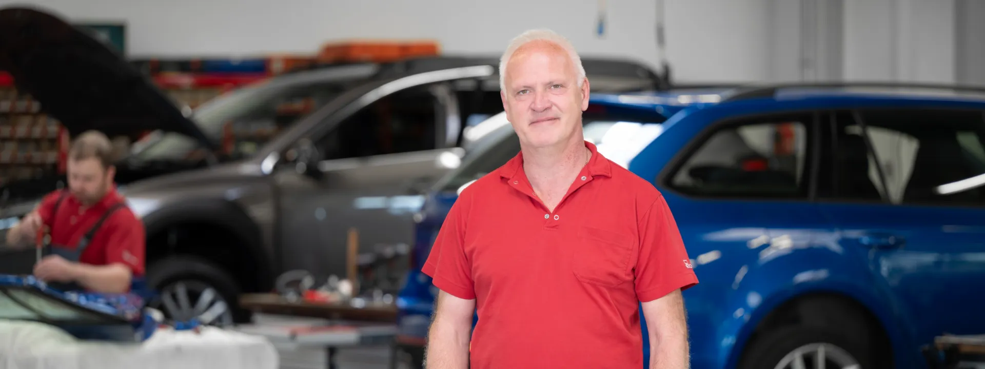 Stefan Baumann steht in der Autogarage