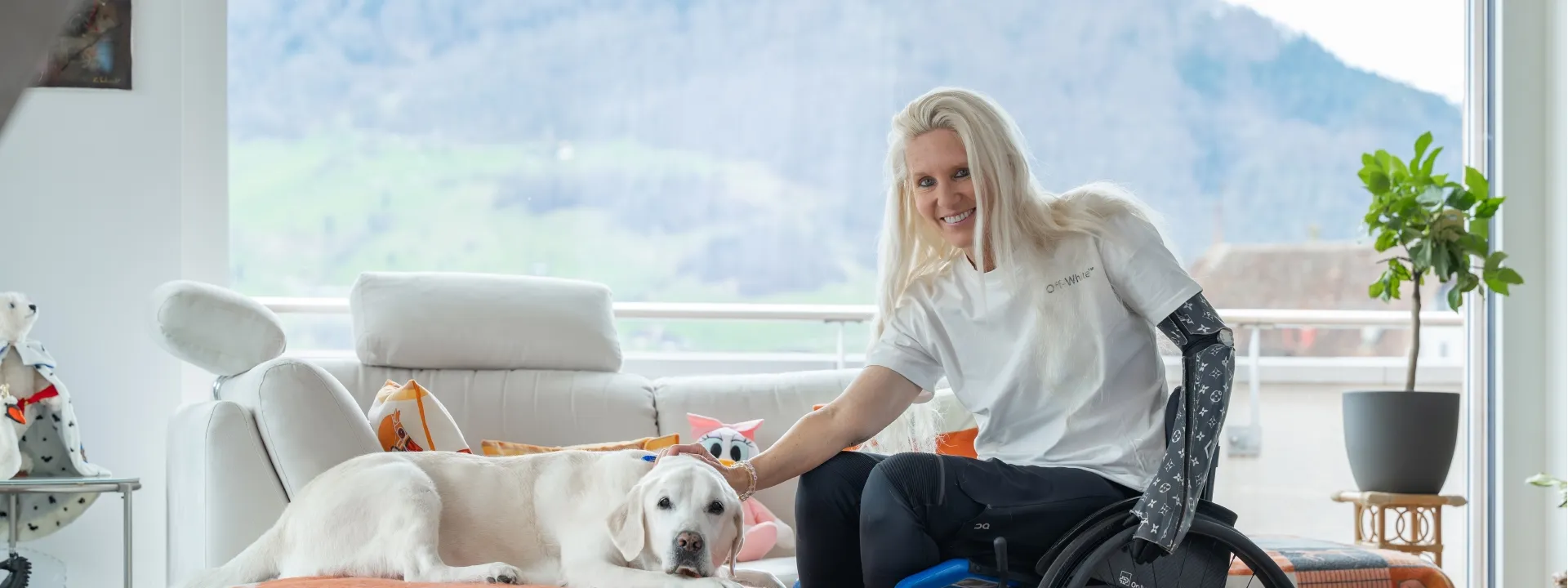 Sandra Laube mit Labrador-Hündin Daisy zu Hause in Schwyz.