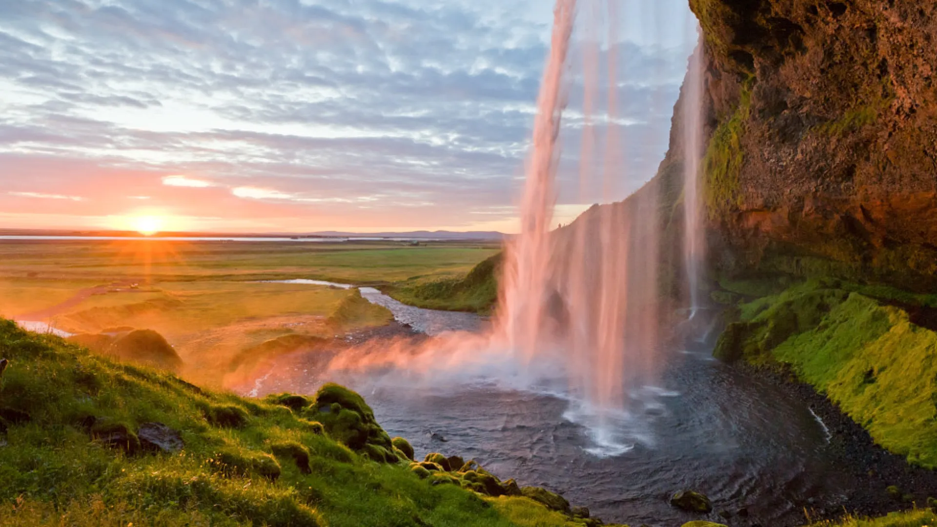 Wasserfall im Sonnenlicht in Island