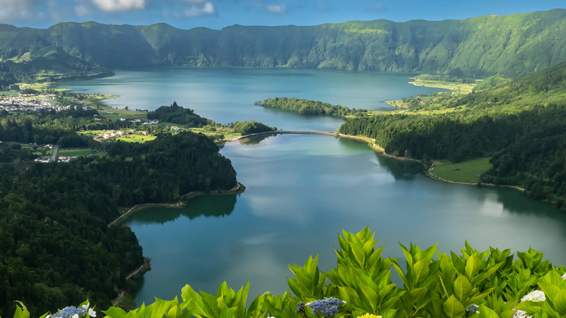 Azoren  - wunderbare Landschaft mit Seen und Hügeln