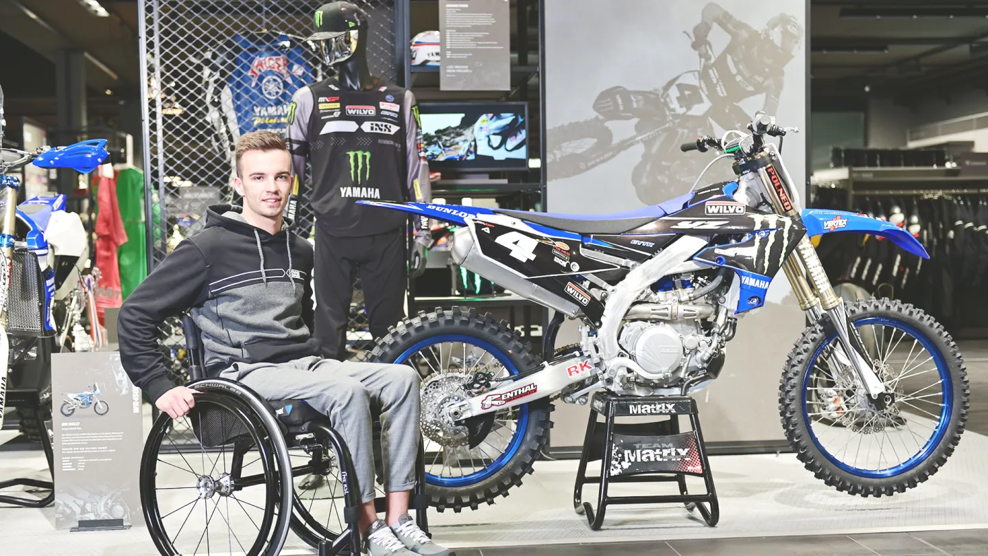 Sandro Schaller avec la machine de motocross