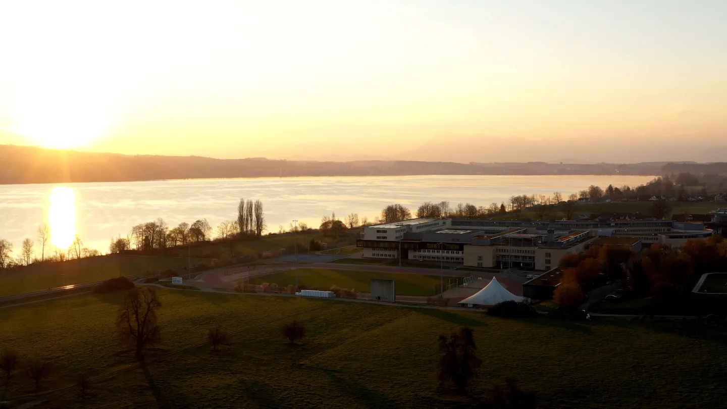 Impression mit Sonnenaufgang über dem Sempachersee und Campus Nottwil