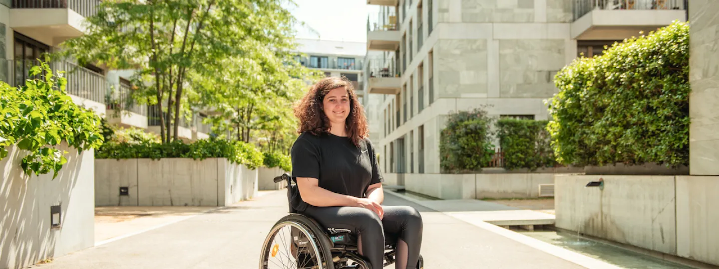 Giulia Damiano est assise dans son fauteuil roulant.