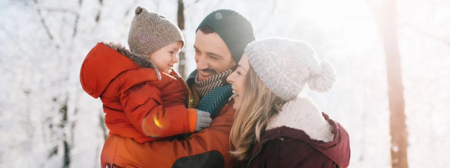 Glückliche Familie in Winterlandschaft.