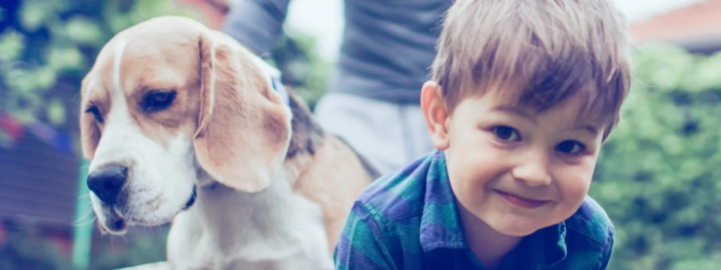 Chien, fils et père au jardin