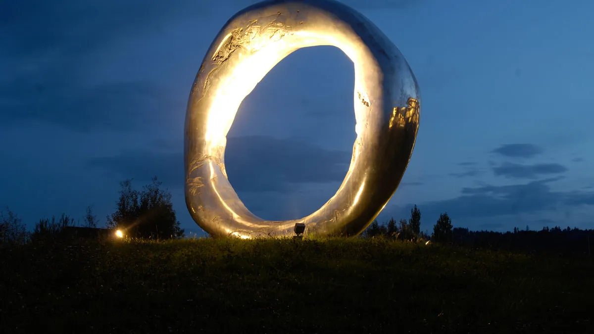 Ring of life im Park bei Nacht