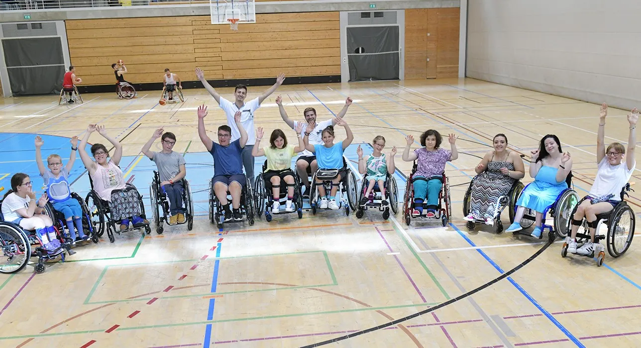 Ein Gruppenbild in der Sporthalle der Jugendrehawoche am Schweizer Paraplegiker-Zenrum in Nottwil