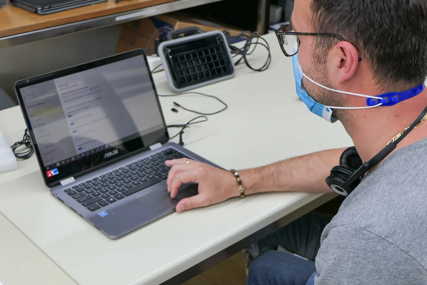 Leonard konfiguriert einen Laptop 