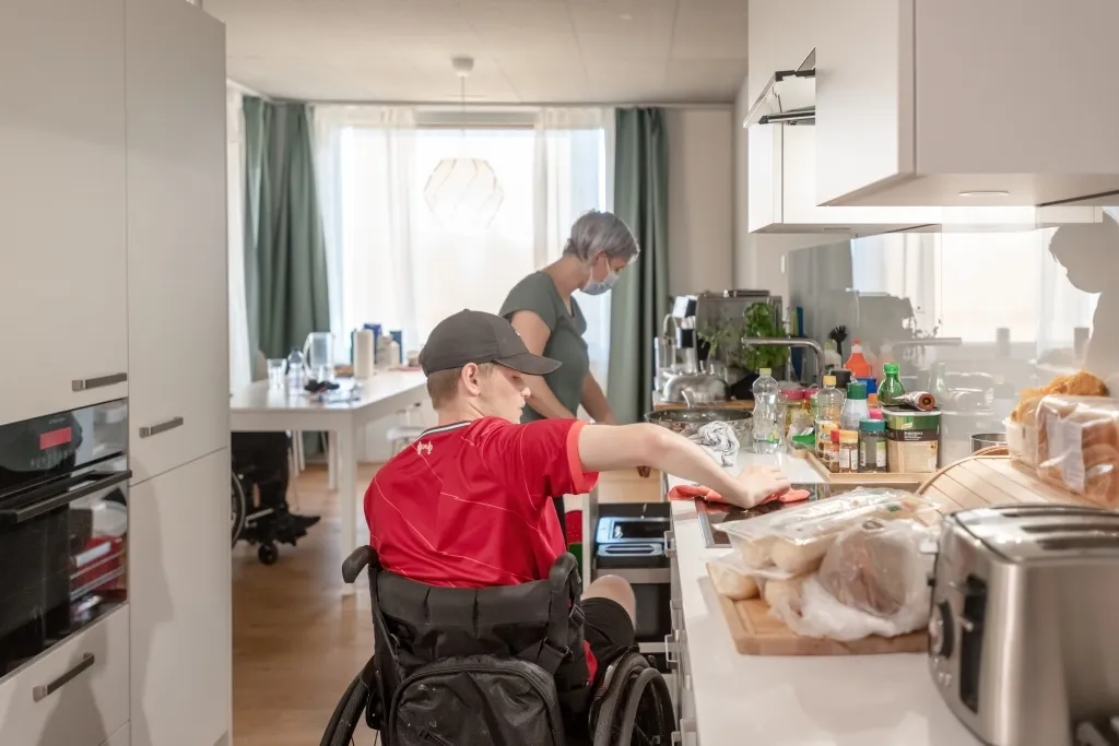 Florian pulisce la cucina nella Fondazione svizzera per paraplegici ParaWG Parahelp 