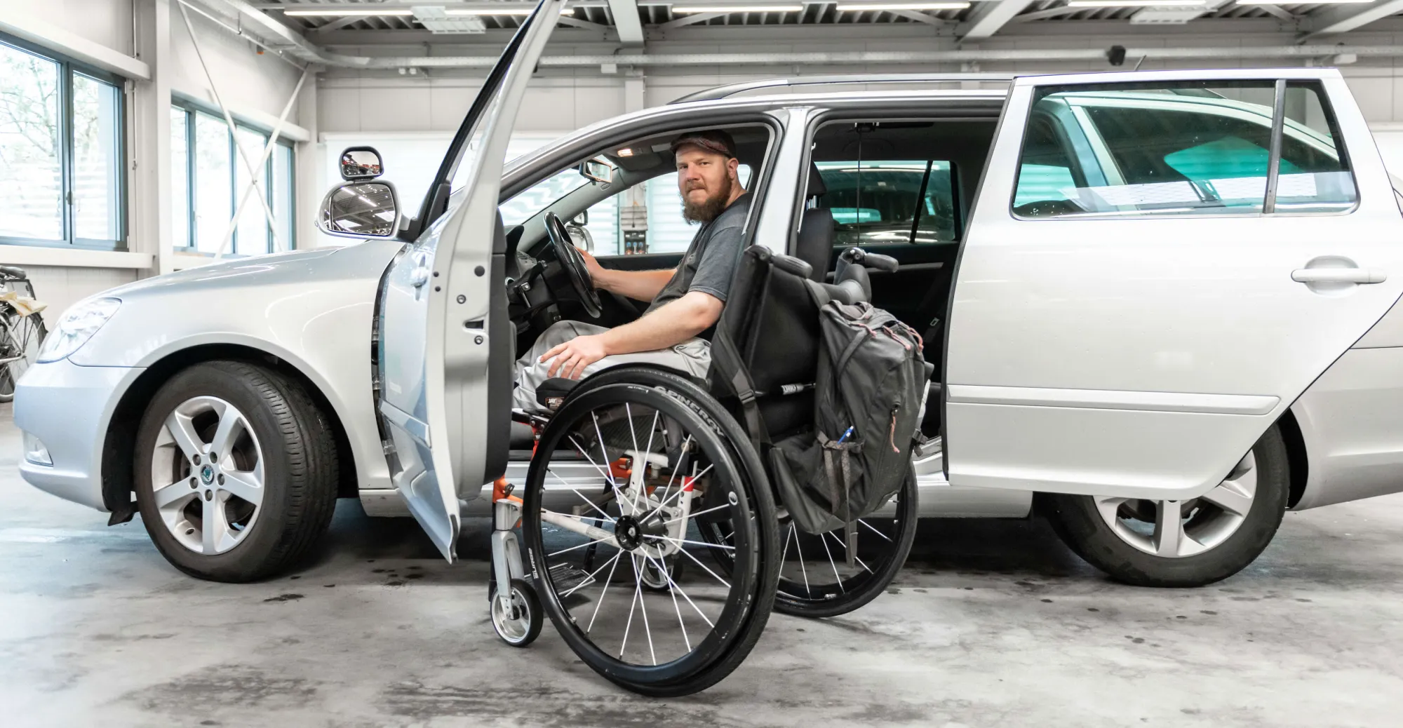 Bruno Grünenfelder beim Fahrzeugumbau der Orthotec in Nottwil