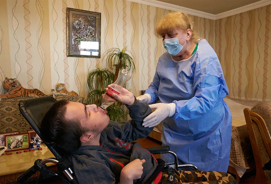 Krankenpflegerin Meri gibt beim Hausbesuch Tipps für mehr Selbständigkeit