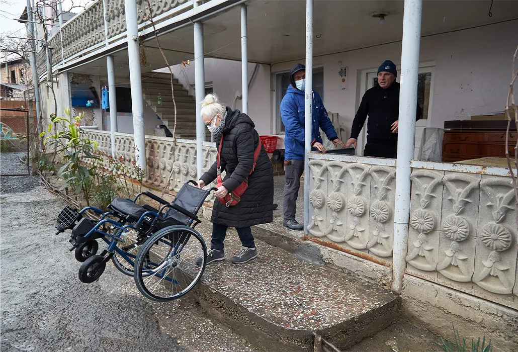 Orthotec Georgien - Lieferung des angepassten Rollstuhl