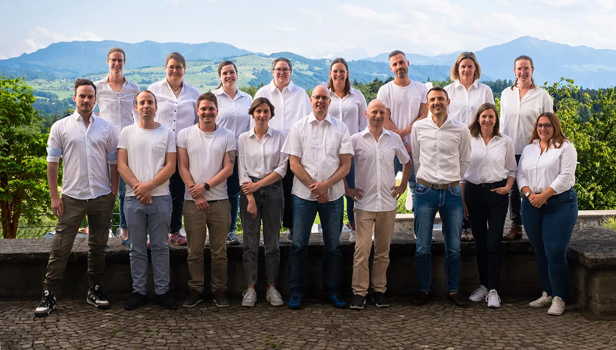 das Active Team 2022, alle Berater in Kappel am Albis vor der schönen Sicht auf die Rigi