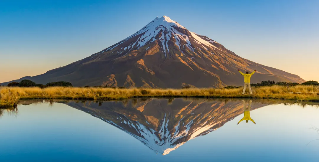 Ein Berg in Neuseeland spiegelt sich in einem See