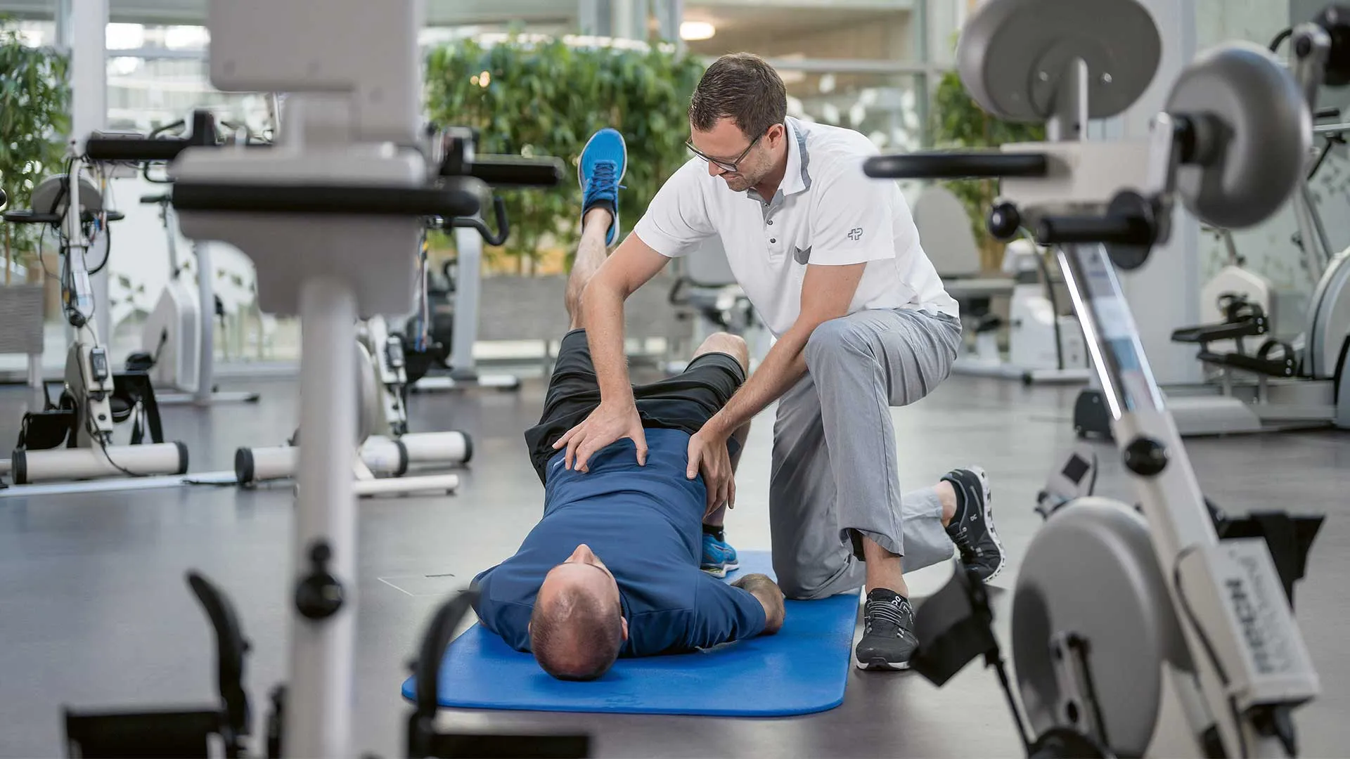 Pirmin Oberson bei der Behandlung eines Patienten