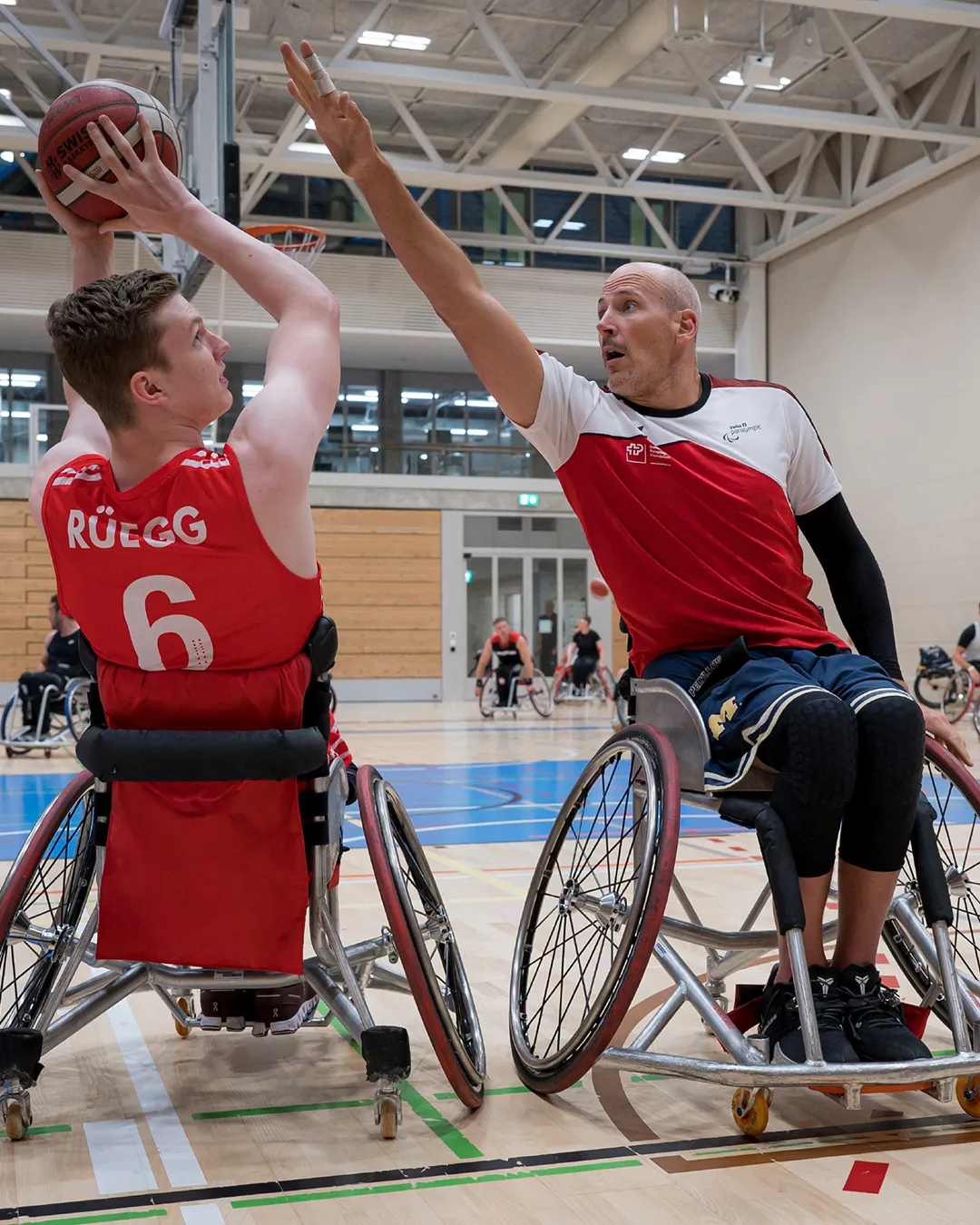 Patrick Rüegg im Zweikampf mit Nicolas Hausammann