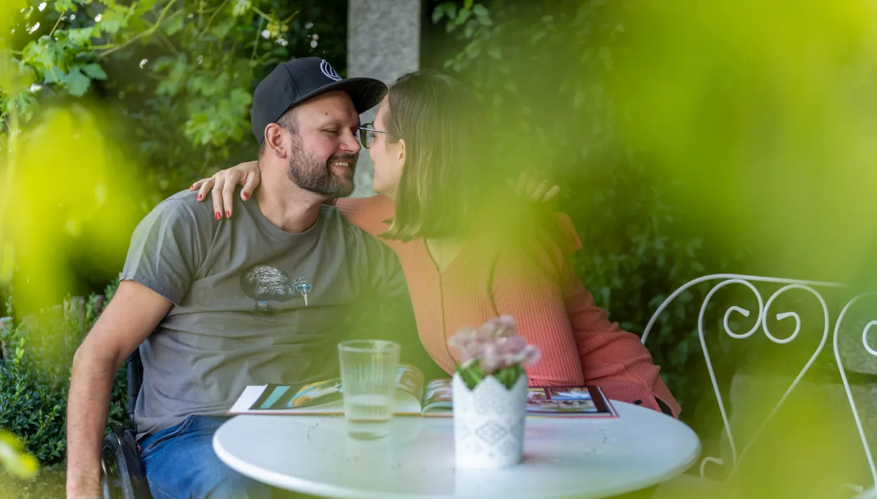 Peti und Jeannine Roos bei einem intimen Moment im Garten.