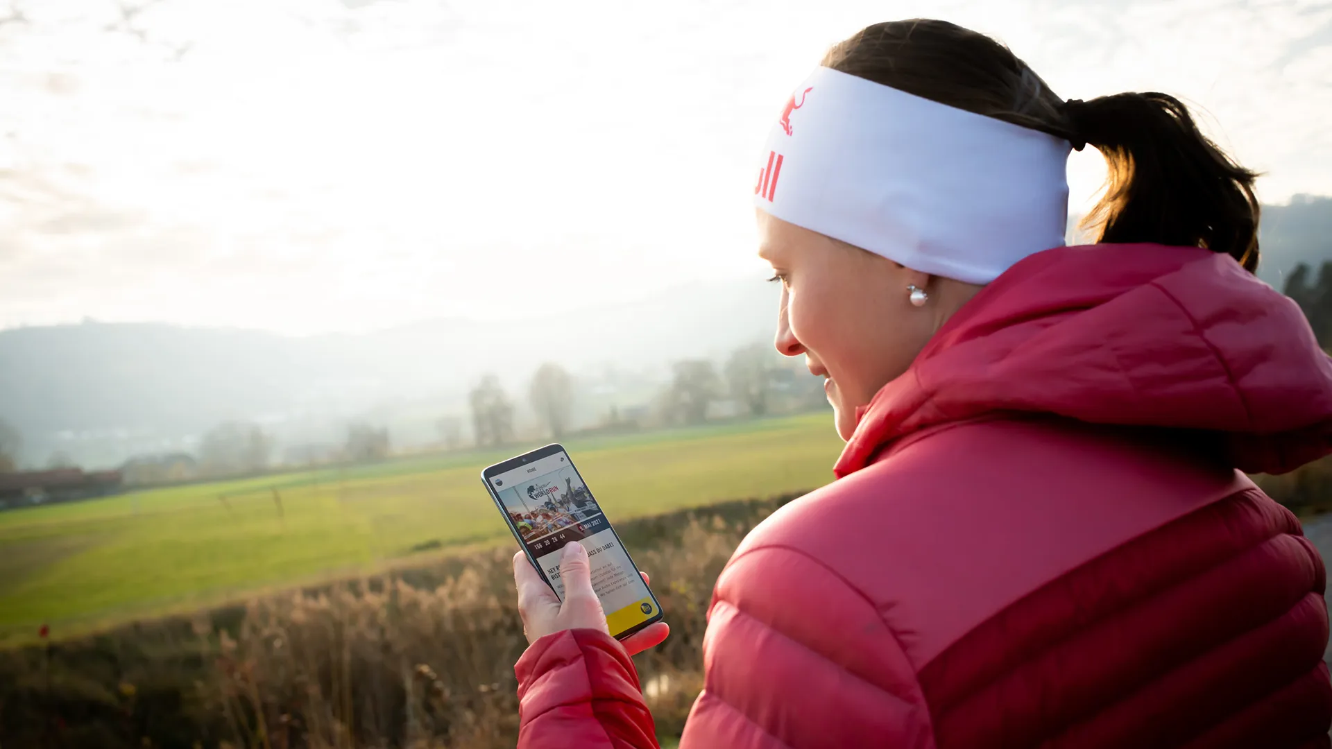 Judith Wyder mit Smartphone in der Hand