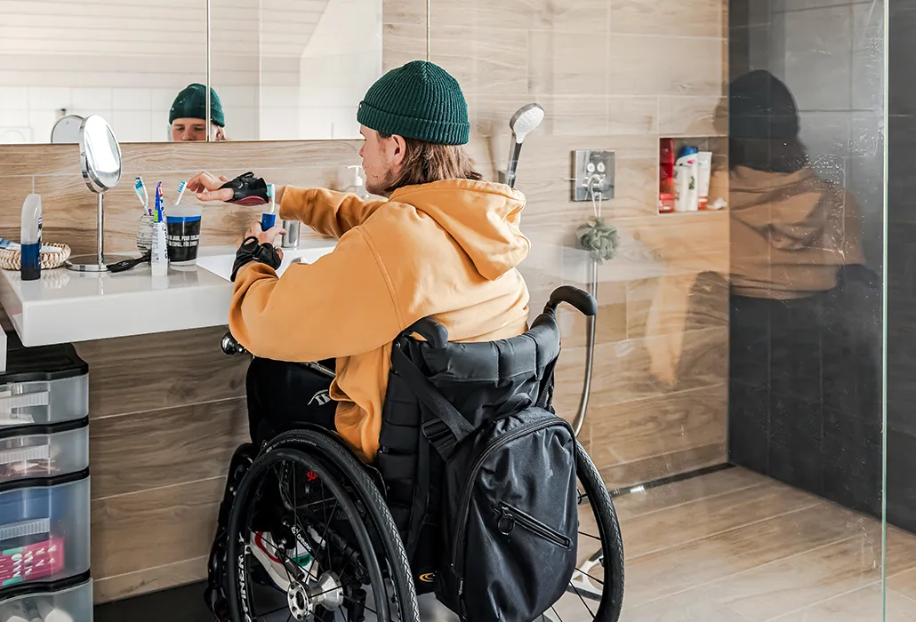 Florian in seinem hindernisfrei umgebauten Badezimmer.