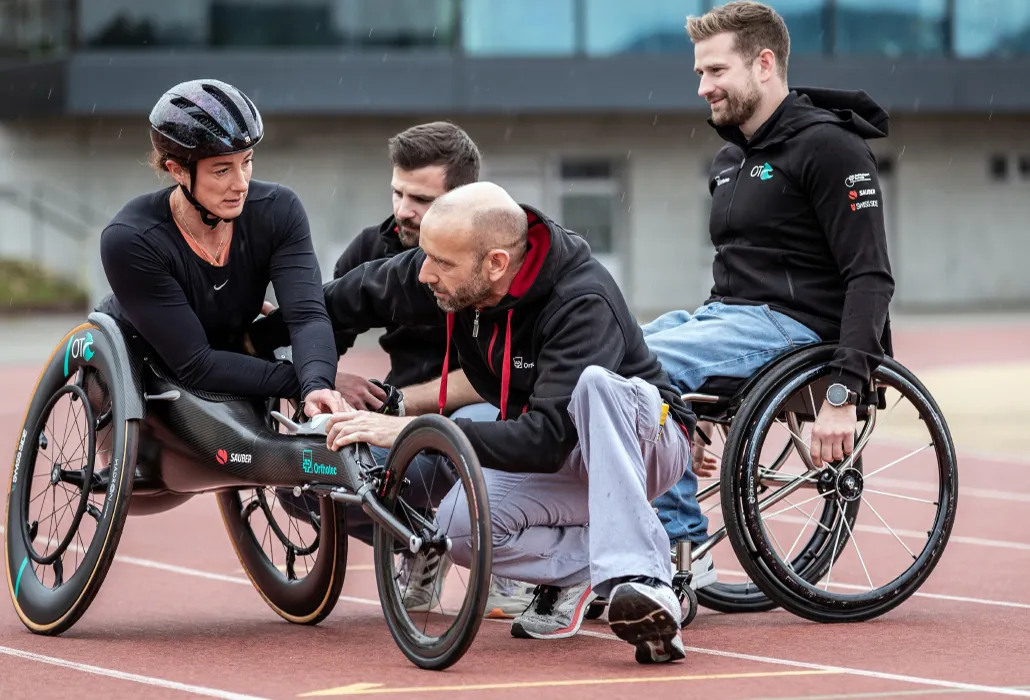 Die US-Amerikanerin Tatyana McFadden feilt mit dem Orthotec-Team am Sitz ihres neuen Rennrollstuhls.  