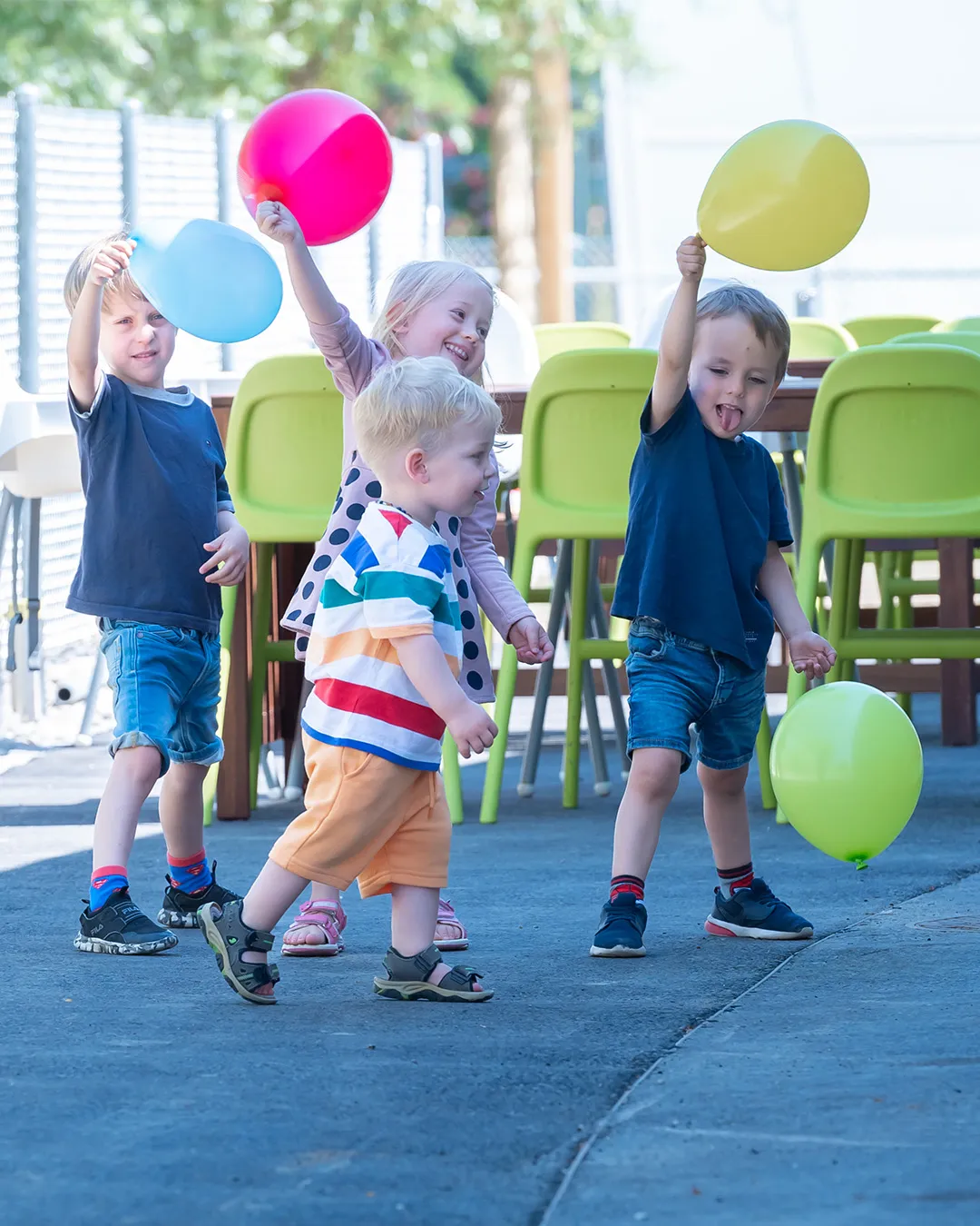 Kinder spielen in der neune Kinderkrippe