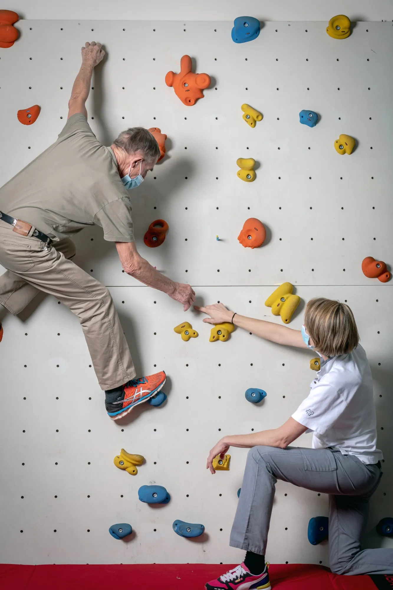 Christina Annen klettert mit einem Patienten