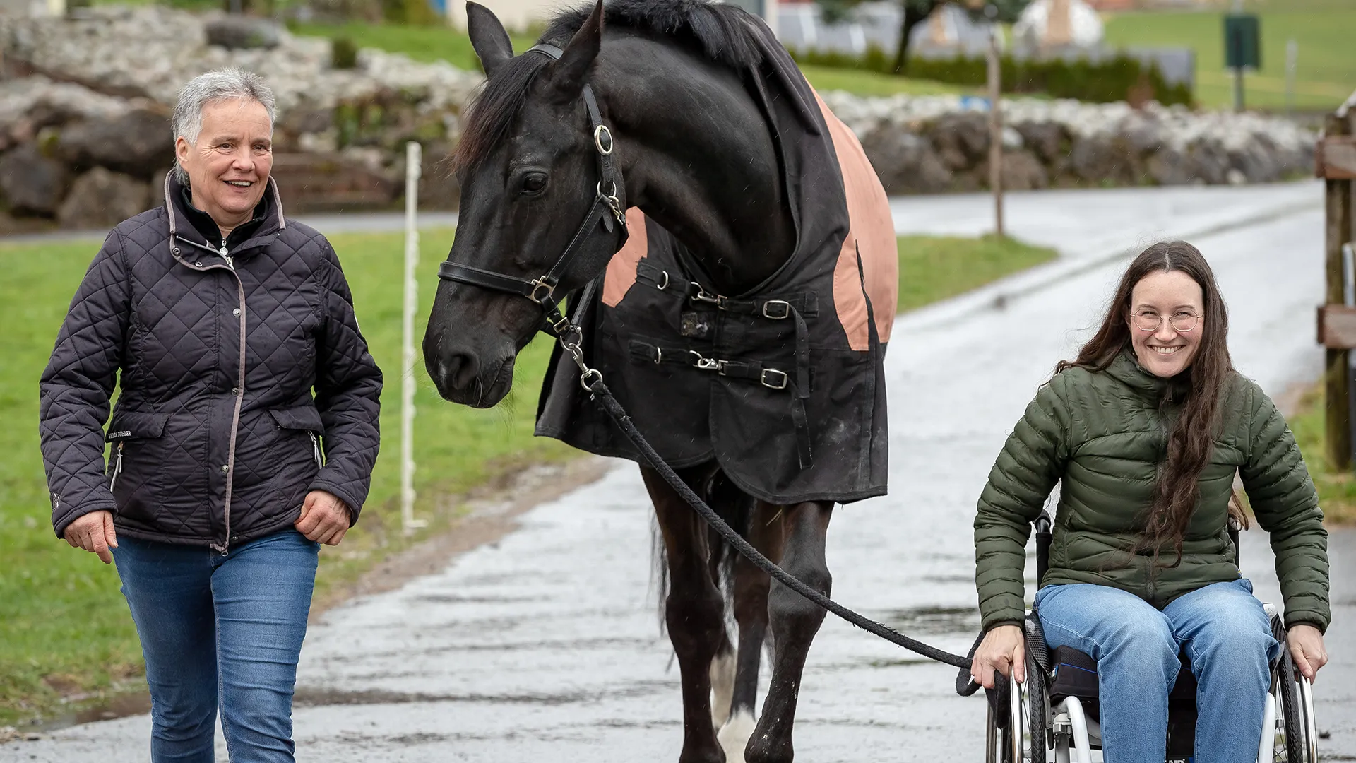 Nicole Kälin unterwegs mit Pferd