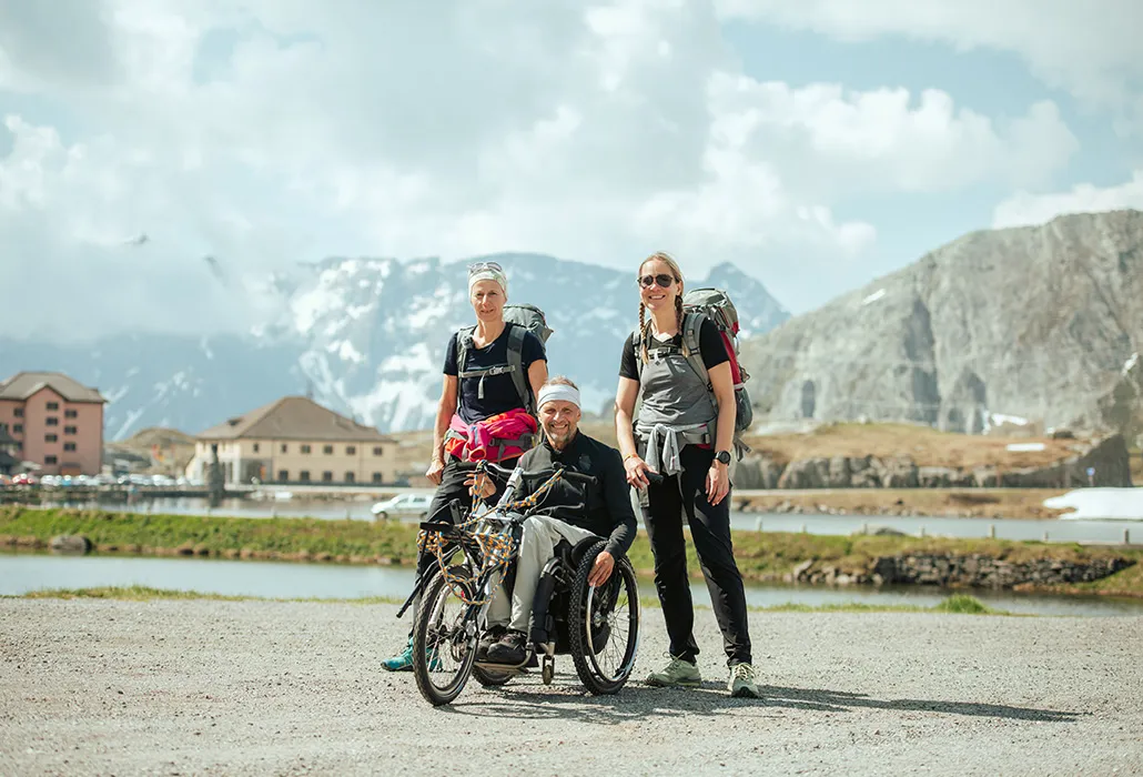 Eines der Dreierteams von SRF Ohne Limit auf dem Gotthard