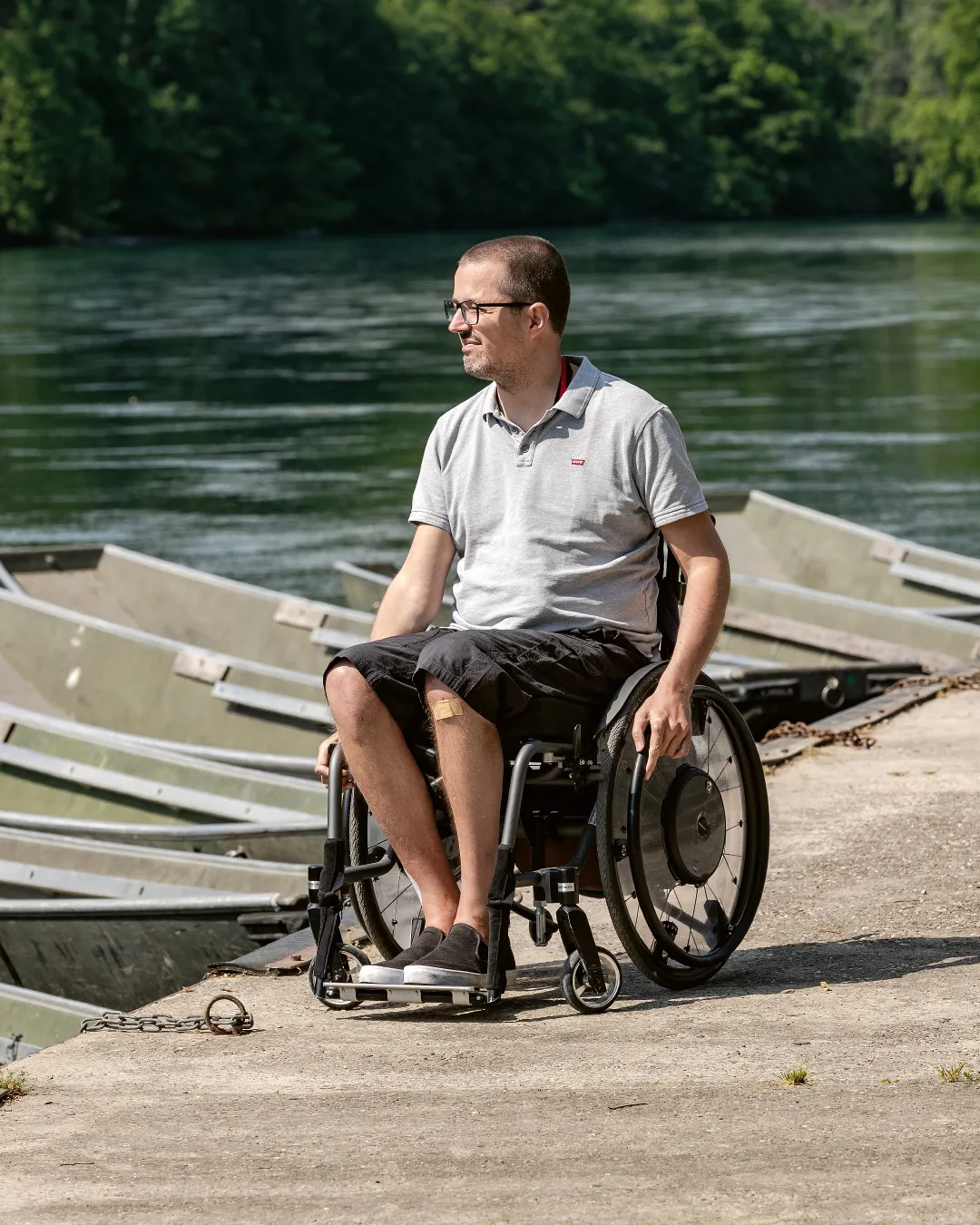 Mathias Studer auf Steg, Ruderboot Pontonier