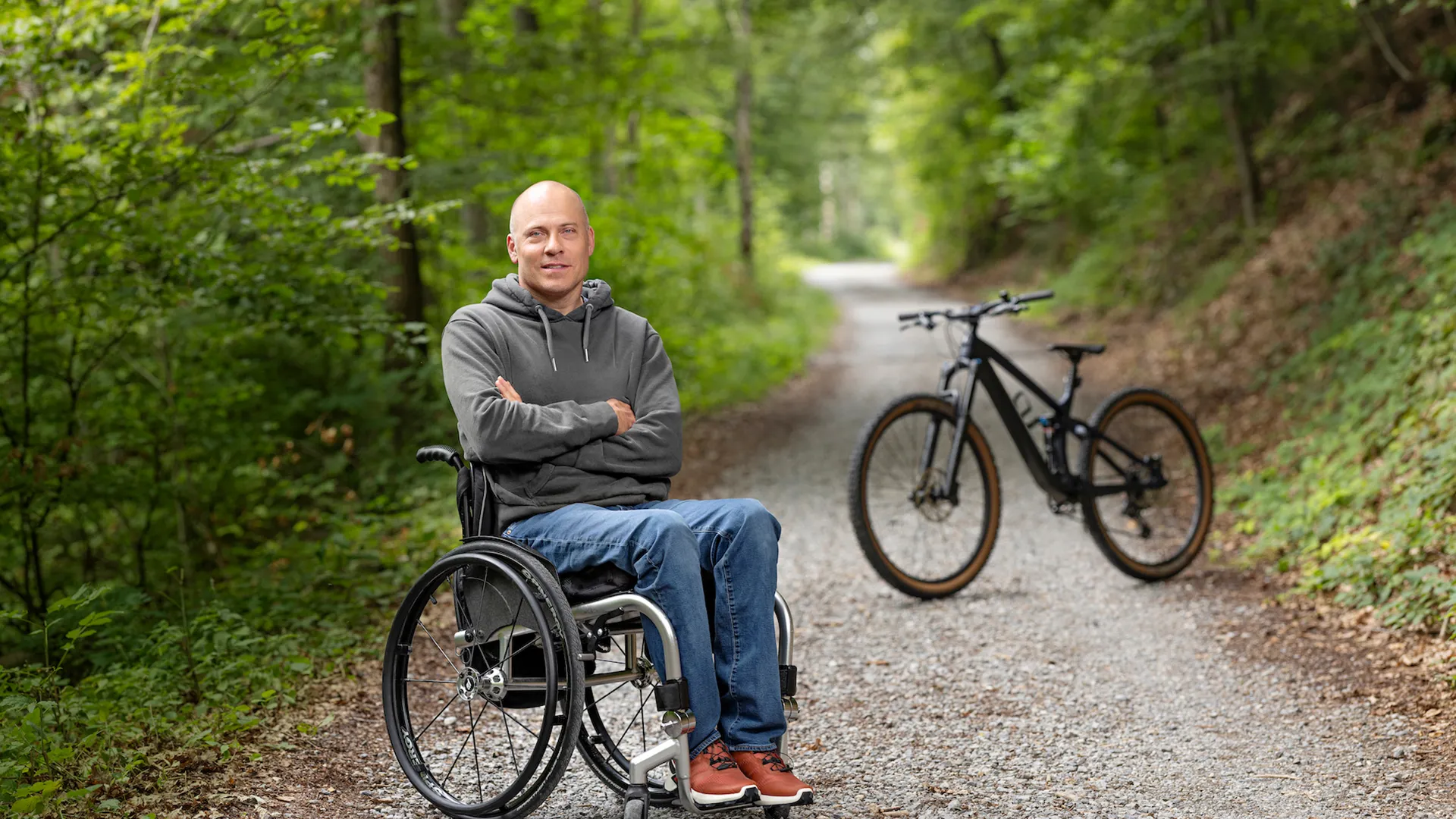 Sebastian Tobler est assise dans son fauteuil roulant dans la foret.