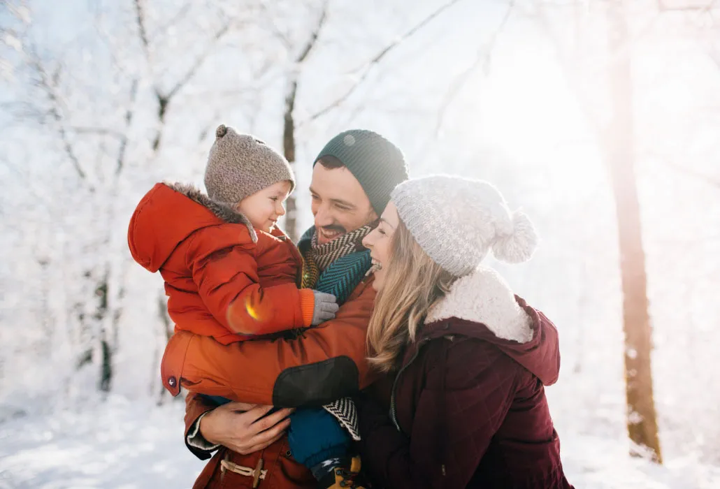 Glückliche Familie in Winterlandschaft.