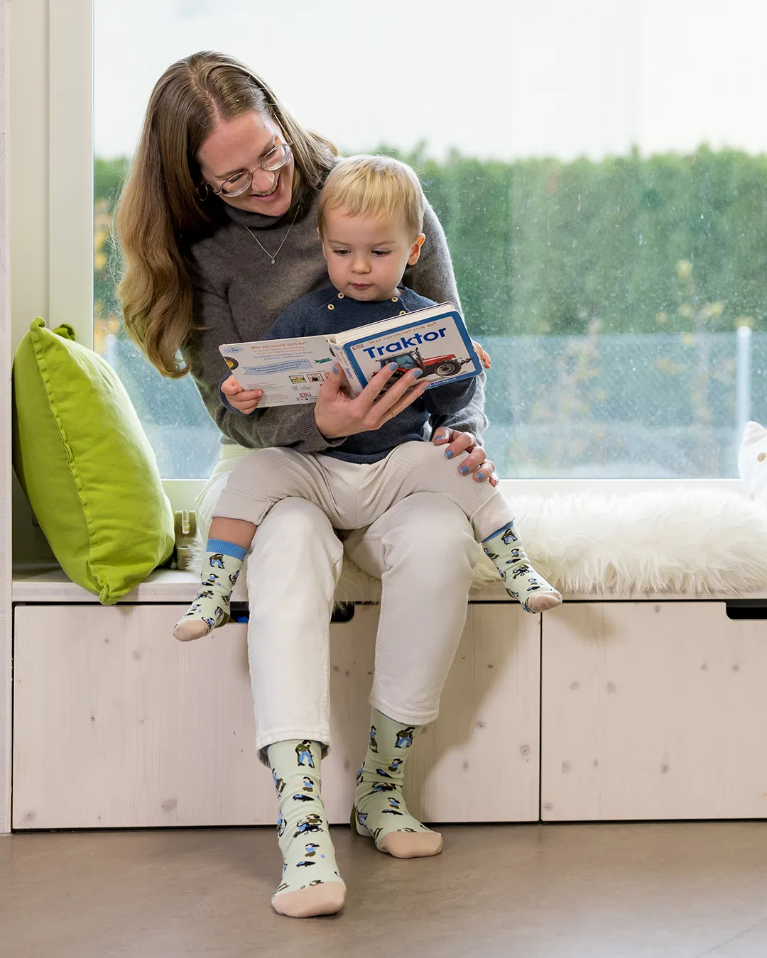 Manuela Stalder schaut mit ihrem Sohn ein Buch an