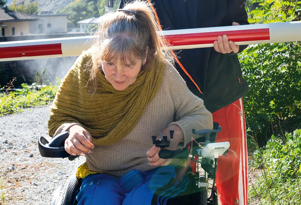 Manuela Ressouche vor einer Barriere