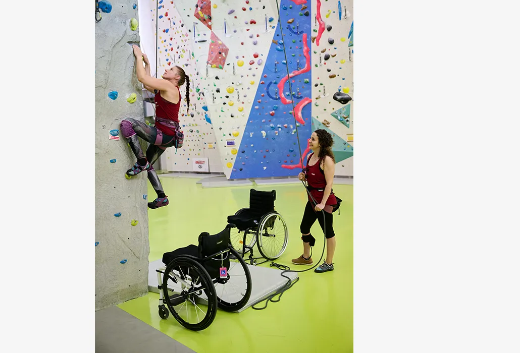 Angela Fallegger an der Kletterwand.