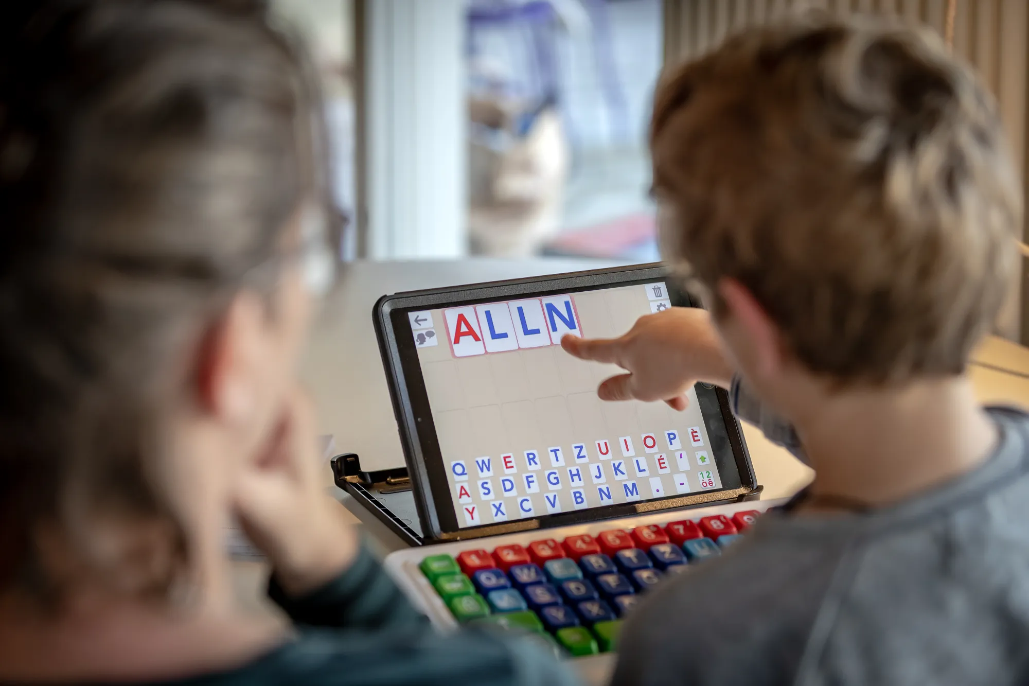 Léon Bellia schreibt am iPad