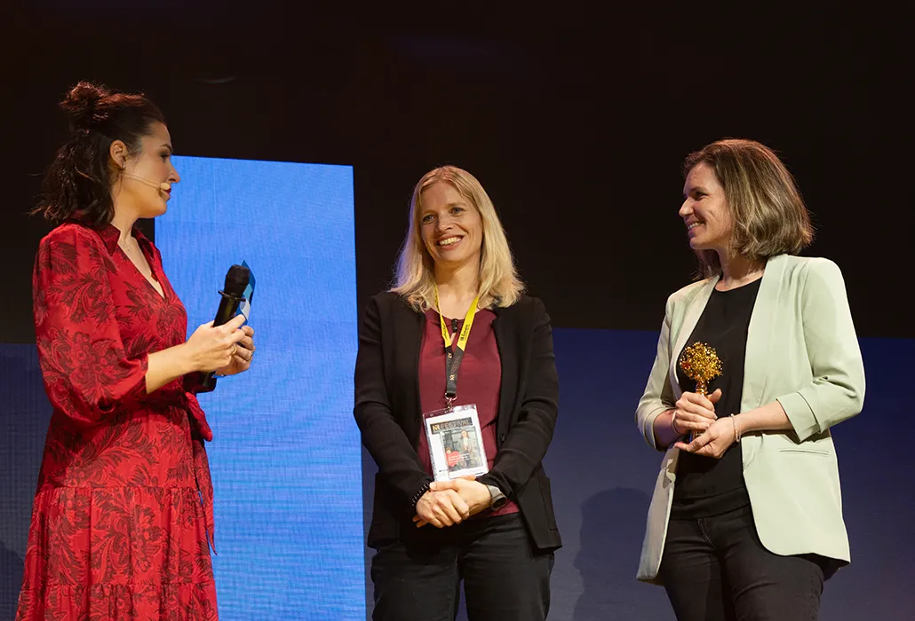 Katrin Birrer und Stephanie Steiger, Co-Verantwortliche Employer Branding, stehen auf der Bühne und nehmen den Randstad-Award entgegen. 