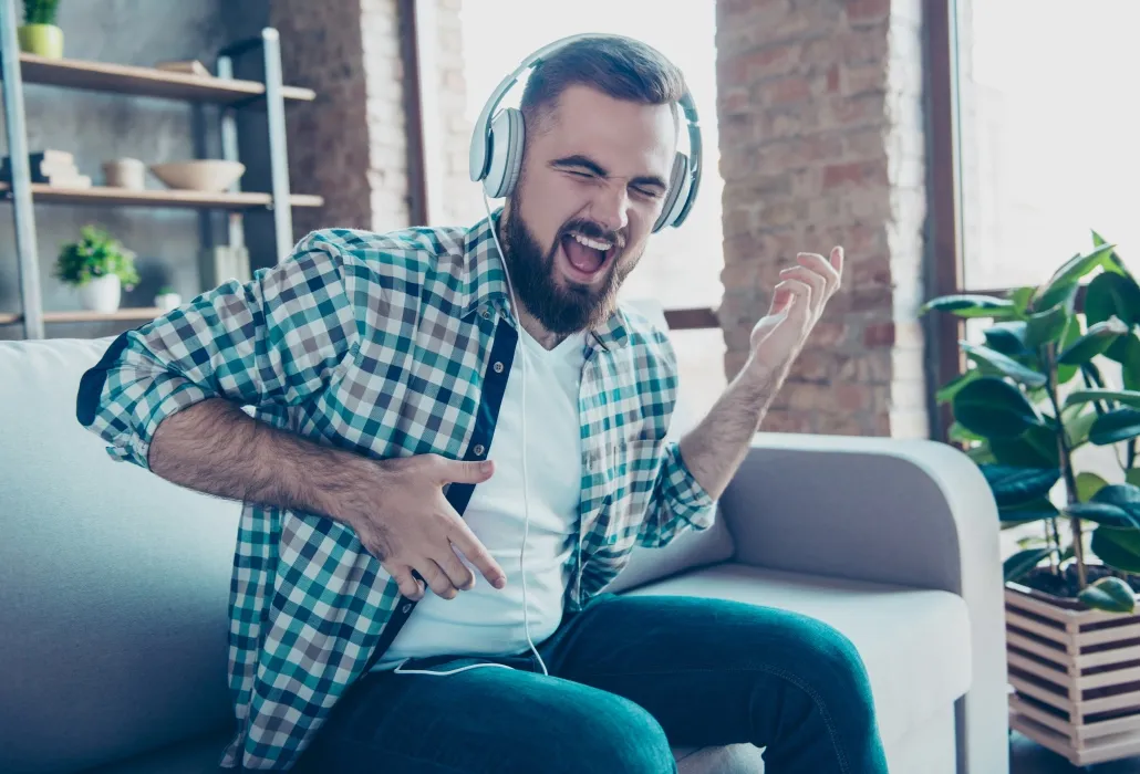 Un homme écoute la musique