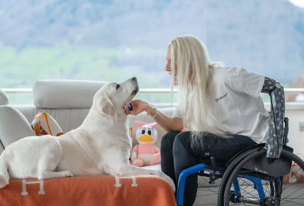 Sandra Laube mit Labrador-Hündin Daisy zu Hause in Schwyz.