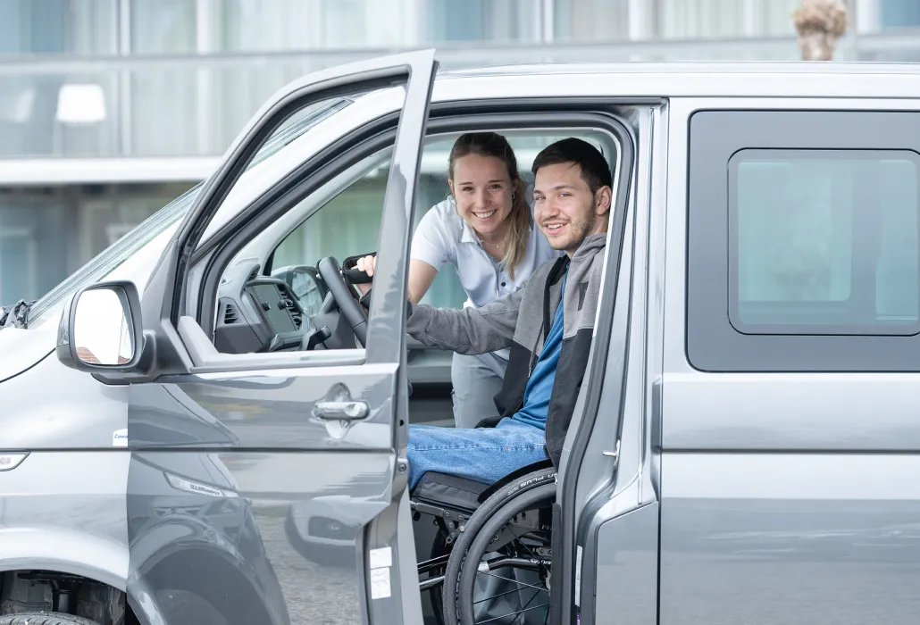 Guillaume Girolamo und Isabel Steiner im Auto