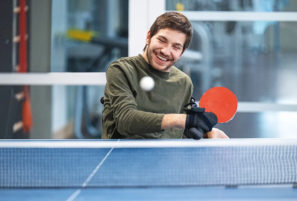 Guillaume Girolamo am Pingpong spielen