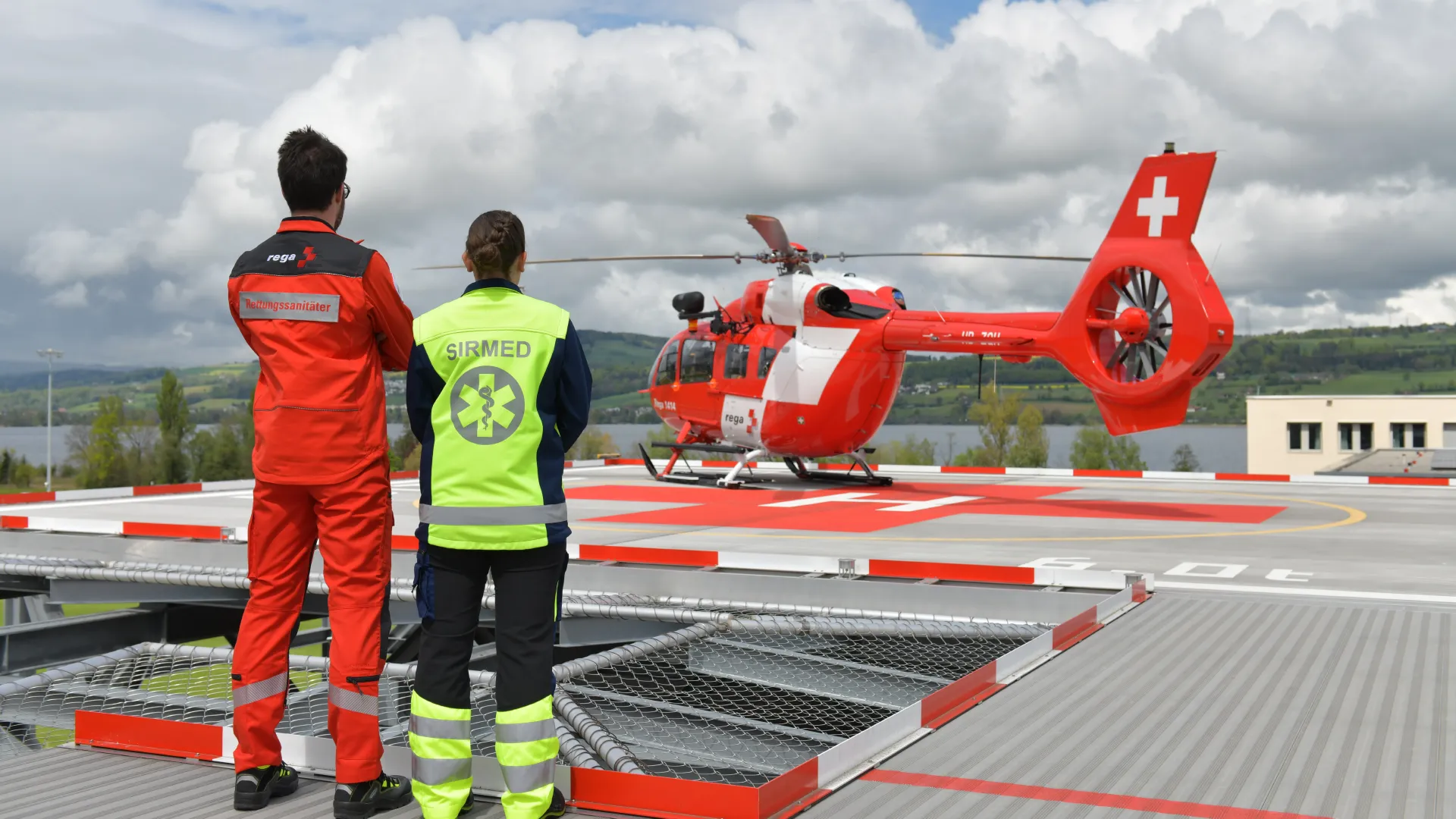 SIRMED mit Rega-Helikopter auf dem Dach im SPZ