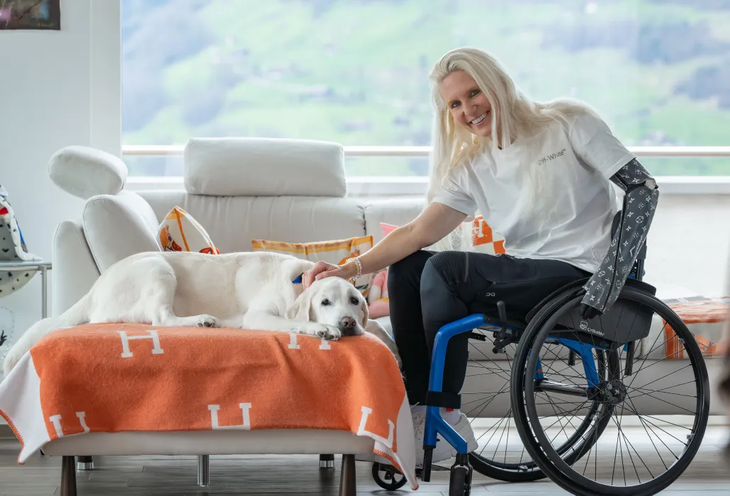 Sandra Laube mit Labrador-Hündin Daisy zu Hause in Schwyz.