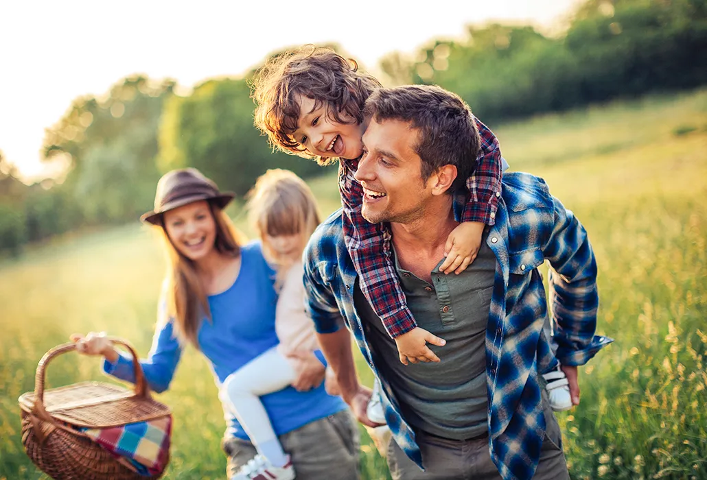 Familie geht zu einem Picknick