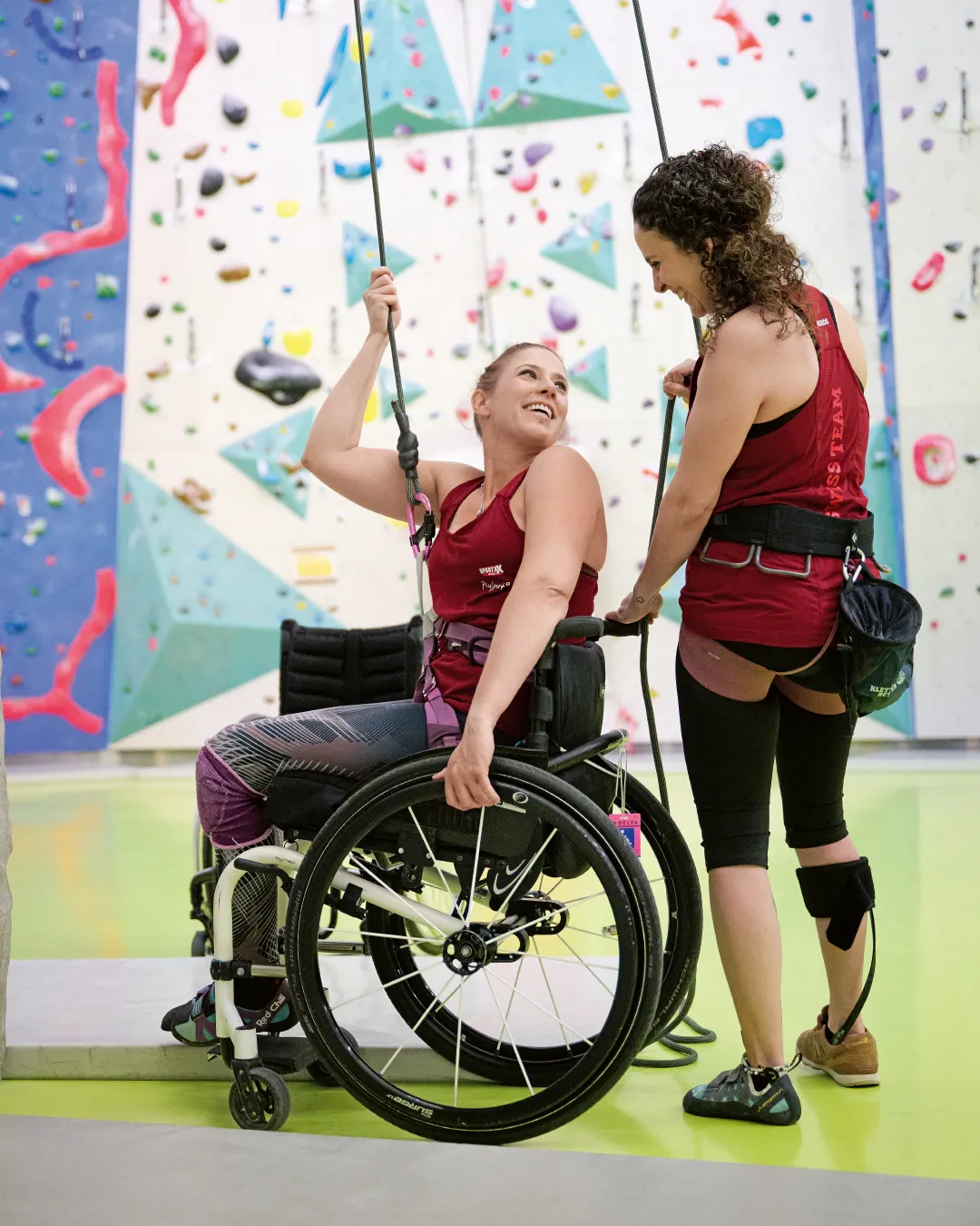 Angela Fallegger vor der Kletterwand