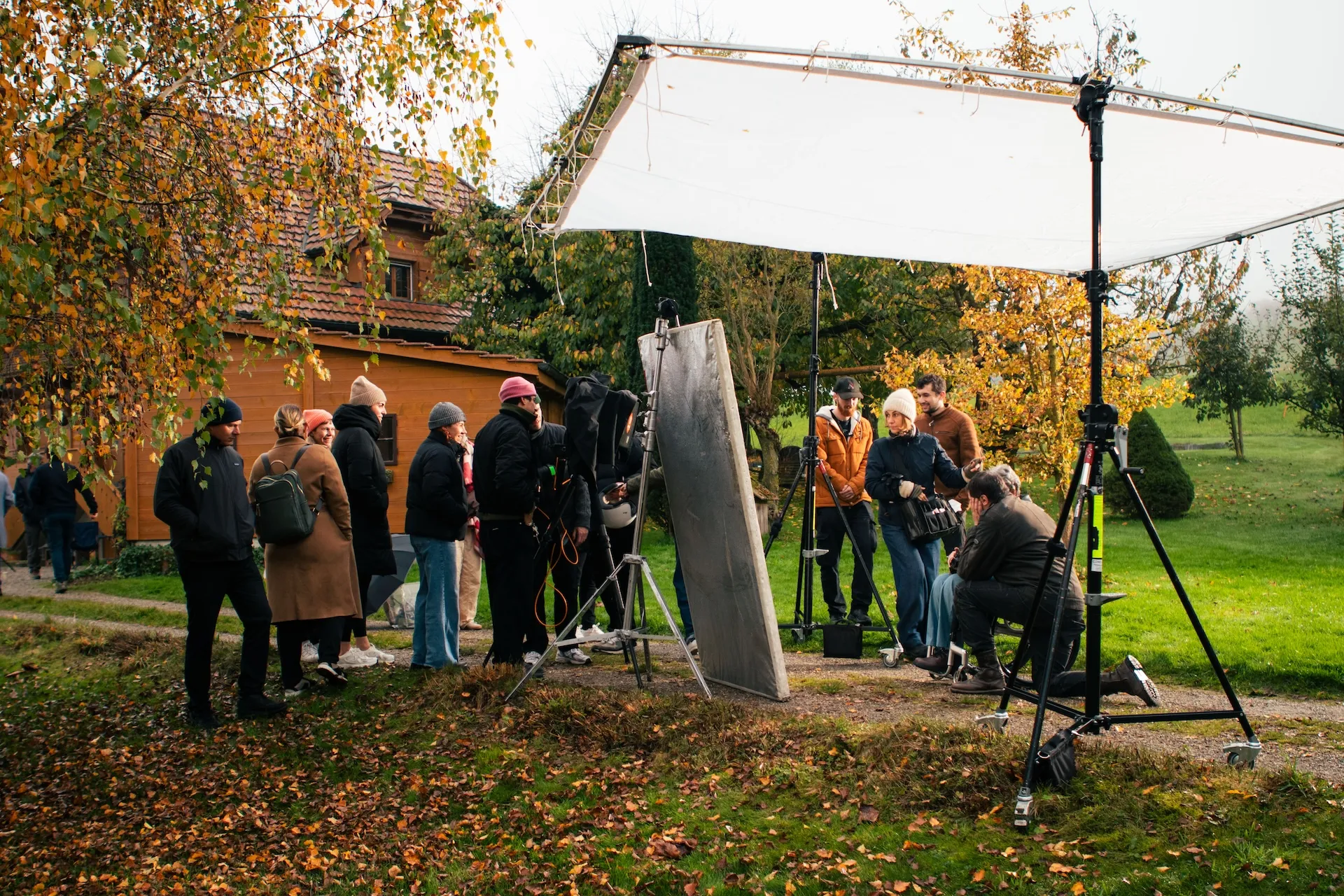 Die Filmcrew mit unterschiedlichem Equipment auf einem Bauernhof. 