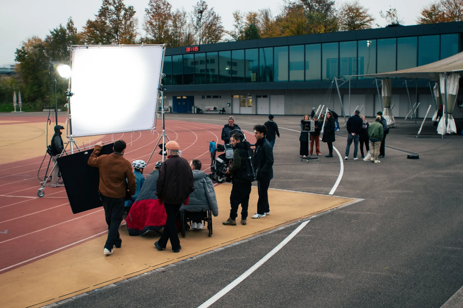 Die Filmcrew mit unterschiedlichem Equipment am Sportplatz auf dem Campus Nottwil.