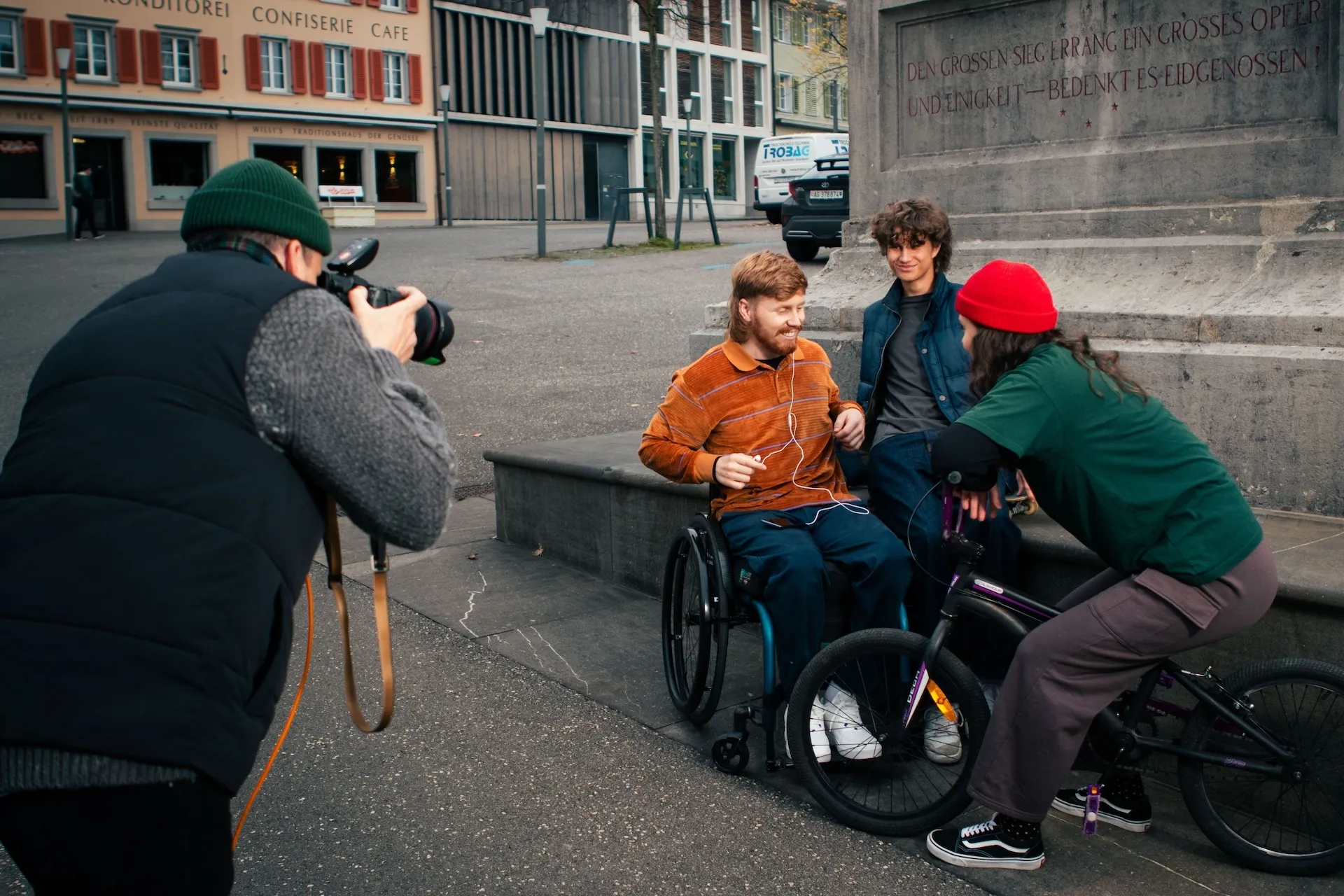 Claude Gasser fotografiert Tim Harder und zwei seiner Freunde auf einem Platz in Sempach für das Keyvisual der Kampagne "Nie allein".