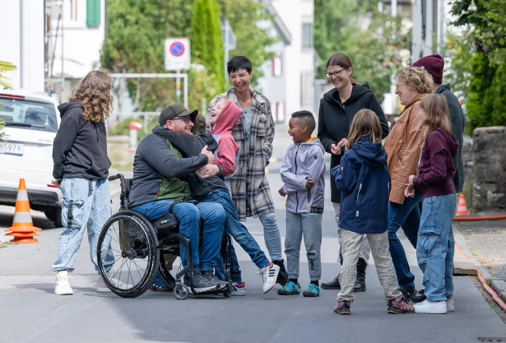 Heiri Dürst mit seiner Familie und Freunden aus dem Quartier. 