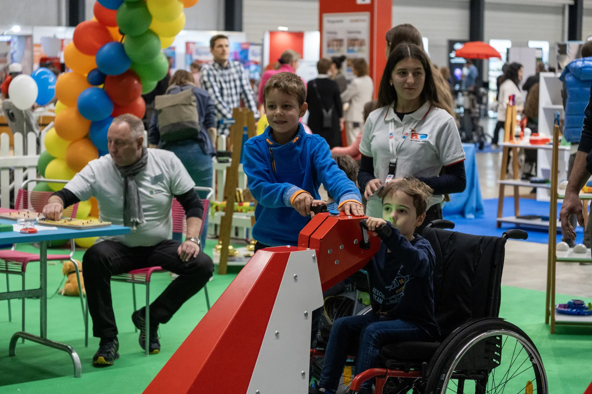 Keiner zu klein, um ein Mario-Kart-Rennen zu spielen.